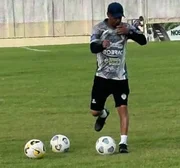 Carlos Alberto Dias é clicado em campo Carlos Alberto Dias é clicado em campo