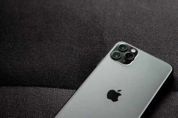 iPhone 11 com capinha de proteção