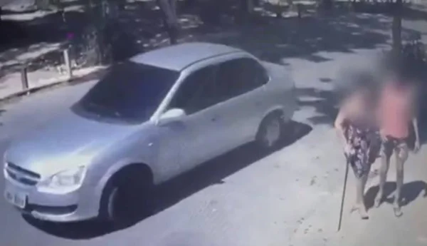 Menina de 13 anos se joga de carro em movimento após estupro