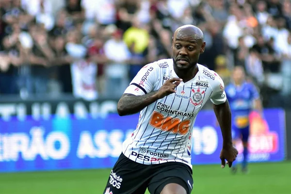 Corinthians supera retranca do CSA e consegue vitória em casa