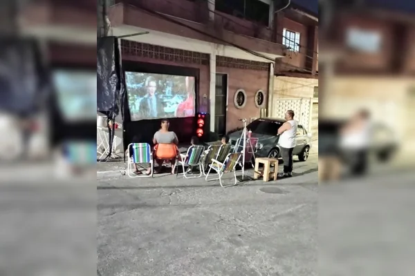 Homem promove “sessão de cinema” na rua para crianças em São Paulo