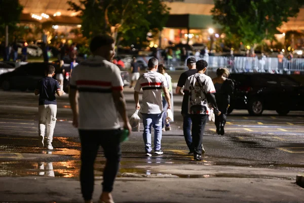 Torcedores chegam para acompanhar São Paulo e Inter de Limeira no DF
