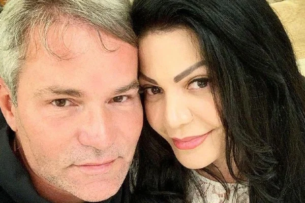 Fotografia colorida de Márcio e Simone posando para selfie