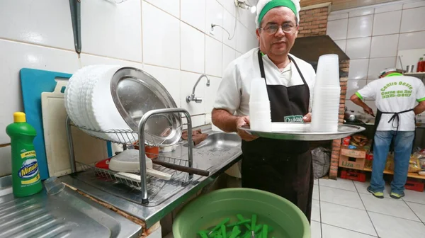 Racionamento impõe ganhos e perdas para comerciantes do DF