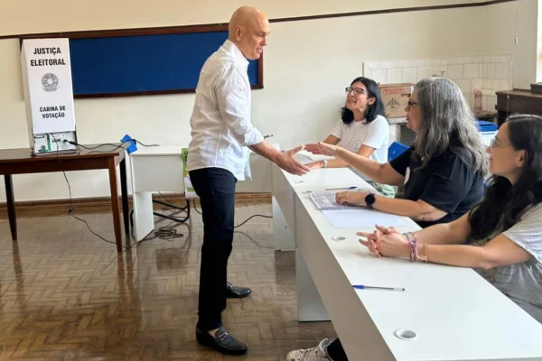 Sem falar com a imprensa, Alexandre de Moraes vota em São Paulo