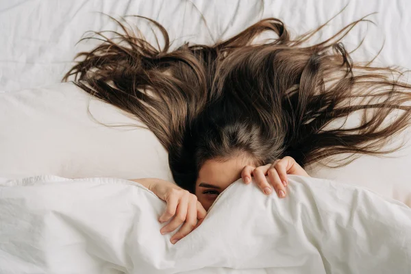 Hairstylist lista 5 dicas para cuidar dos cabelos enquanto dorme