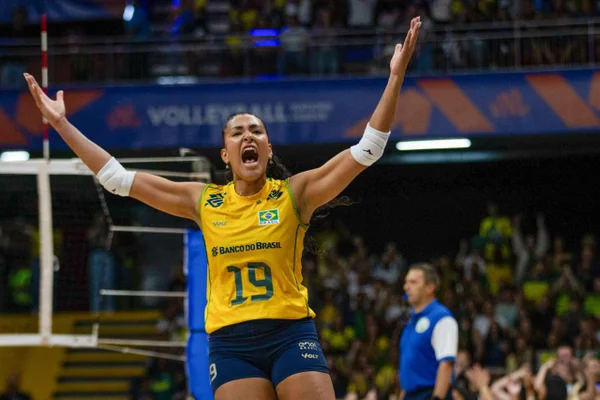 Com casa cheia, Brasil vence a República Dominicana na Liga das Nações