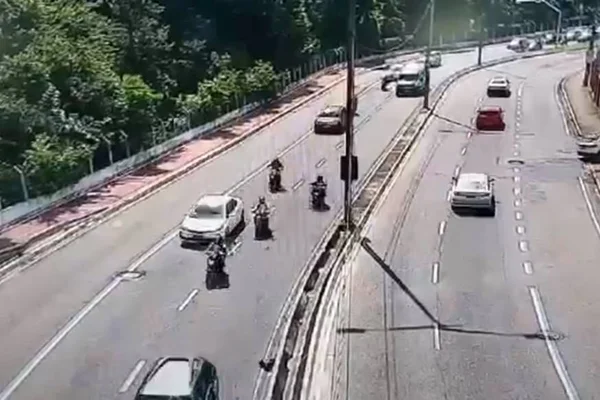 Vídeo mostra momento em que cratera engole carro na Pedro II, em João Pessoa