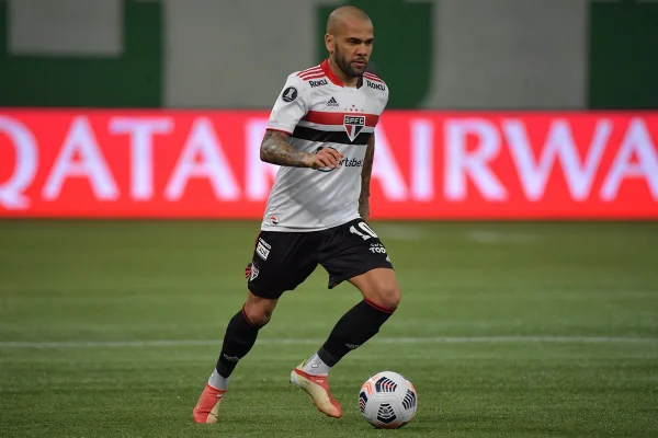 Acredite se quiser: Dani Alves ganha no Barça salário de Série C