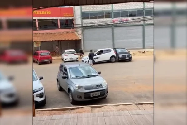 Em briga, motorista tenta atropelar homem e atinge carro no DF