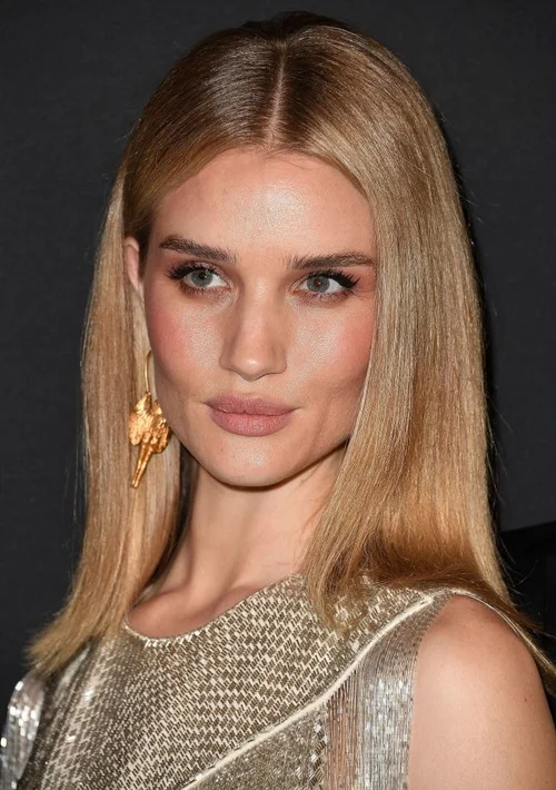 O minimalismo está em primeiro lugar na lista da estrela, que escolheu para este look sobrancelhas marcadas sem exagero, com uma mistura de blush cremoso com iluminador. A risca central do cabelo valoriza o formato do rosto O minimalismo está em primeiro lugar na lista da estrela, que escolheu para este look sobrancelhas marcadas sem exagero, com uma mistura de blush cremoso com iluminador. A risca central do cabelo valoriza o formato do rosto