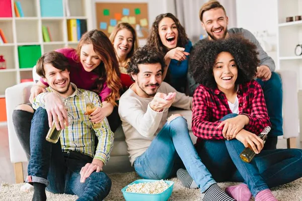 Sem tédio: brasilienses indicam filmes, séries e livros preferidos