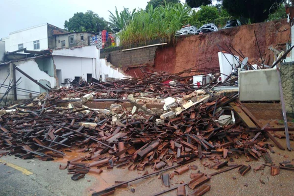 Chuva causa estragos e assusta moradores em Belo Horizonte