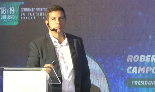 Imagem de Roberto Campos Neto, presidente do Banco Central, dando uma palestra. Ele veste terno escuro e camisa branca, sem gravata - Metrópoles