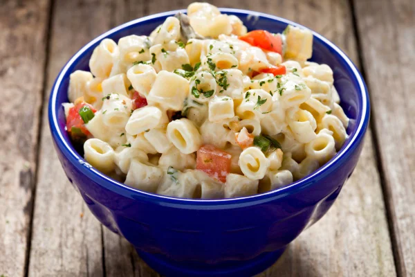 macarrão com maionese em um bowl azul