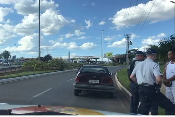 PM flagra carro circulando em zigue-zague na EPNB