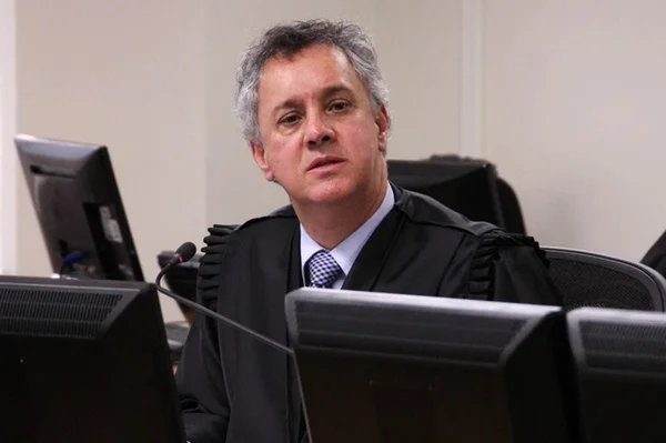 Relator do caso Lula no TRF-4 revoga decisão de soltar ex-presidente