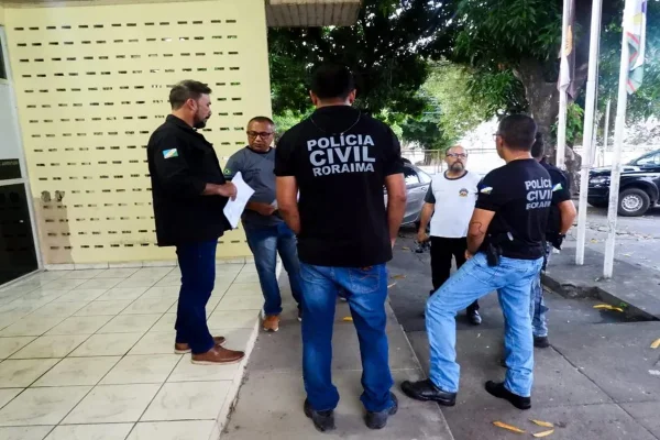 Imagem colorida, agentes da Polícia Civil após apreenderem um menor de 16 anos - Metrópoles