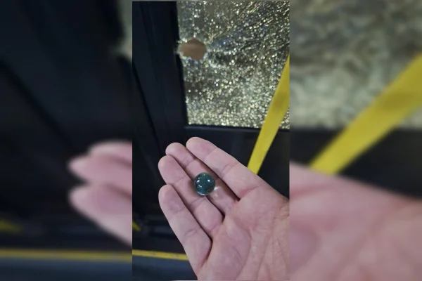 “A janela explodiu inteira”: passageira conta como foi ataque a ônibus