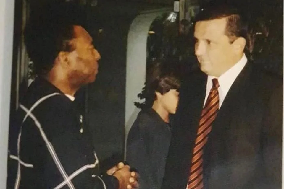 Roberto Cabrini detalha o dia em que uma foto com Pelé salvou sua vida Roberto Cabrini detalha o dia em que uma foto com Pelé salvou sua vida