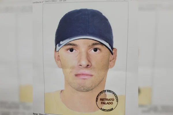 Foto de um homem de camisa amarela e boné azul