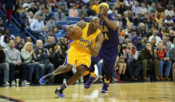 Imagem emocionante mostra crianças à espera de Kobe Bryant