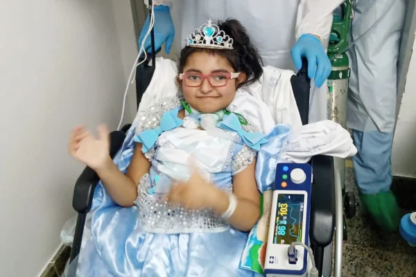 Menina sentada em cadeira de rodas com fantasia de princesa -Metrópoles