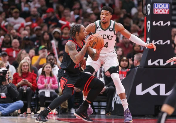 DeMar e Giannis em duelo - Metrópoles