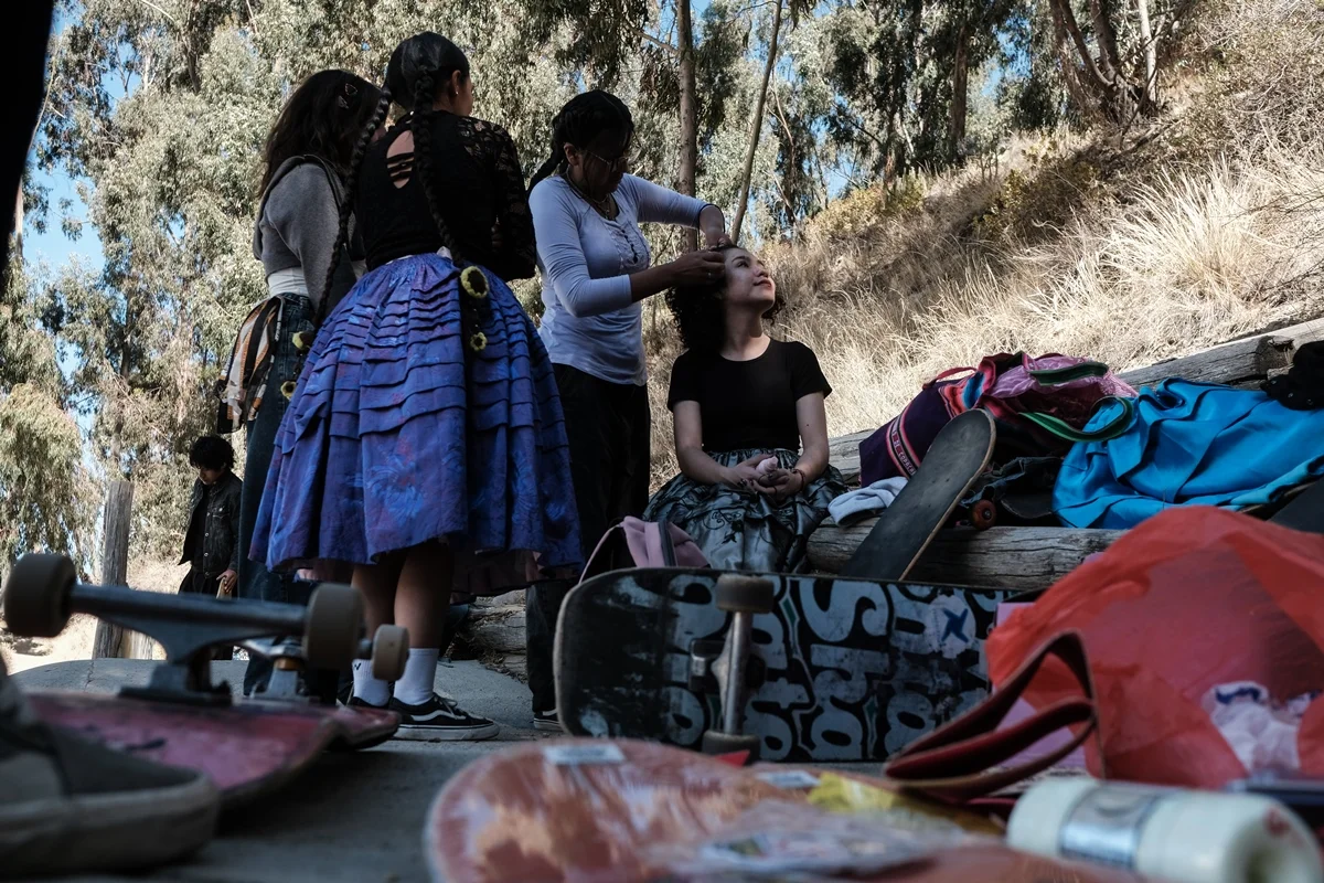 Meninas fazendo as tradicionais tranças nos cabelos Meninas fazendo as tradicionais tranças nos cabelos