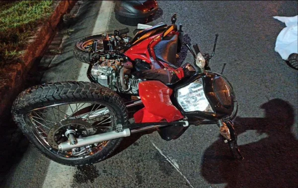 Motociclista de 45 anos morre ao bater em caminhão na BR-040