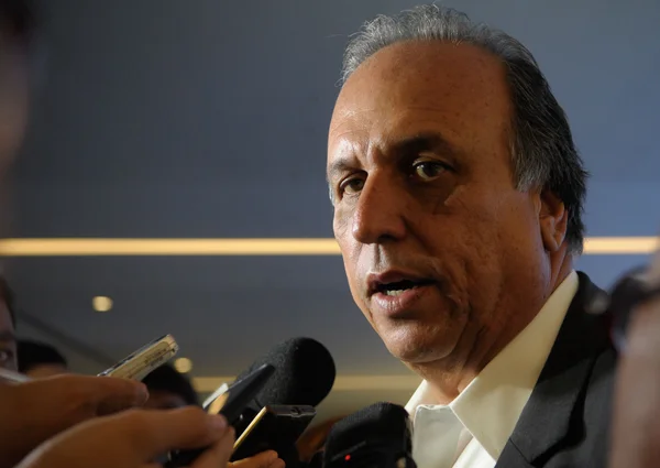 Agentes da polícia encontram 500 euros com Pezão na cadeia