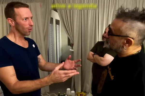 Chris Martin encontra Regis Tadeu em camarim de show em São Paulo - Metrópoles