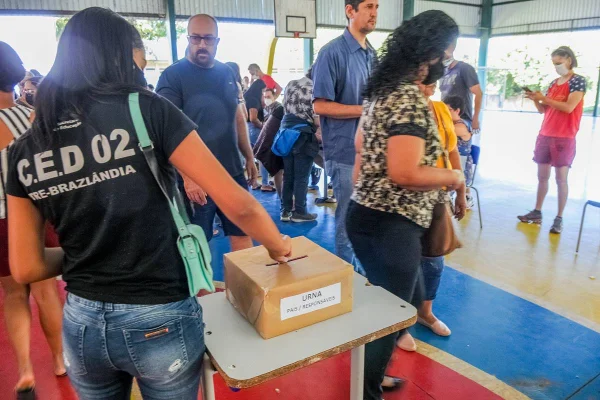 Pessoas em pé para votação