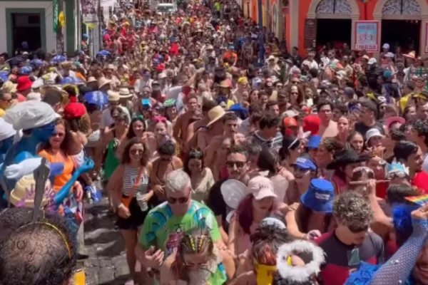 Imagem colorida, Avalanche humana: a nova brincadeira que bombou no Carnaval de Olinda - Metrópoles