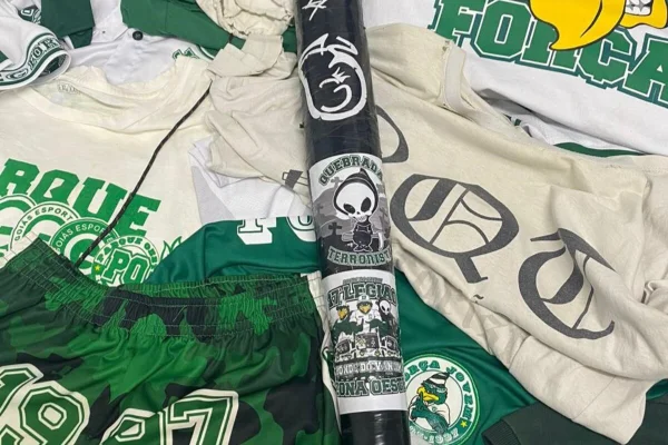 Imagem colorida dos uniformes usados por uma das torcidas organizadas - Metrópoles