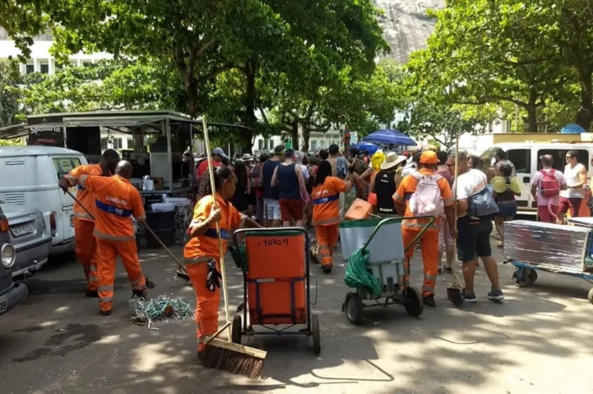 Mais de 8 toneladas de lixo foram recolhidas em poucas horas neste sábado no Rio Mais de 8 toneladas de lixo foram recolhidas em poucas horas neste sábado no Rio