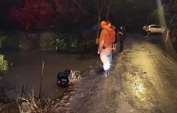 Motorista e passageira morrem após carro cair em rio de Santa Catarina