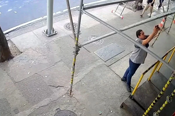 Imagem colorida, Marquise desaba em Copacabana e funcionário é quase soterrado. Vídeo - Metrópoles
