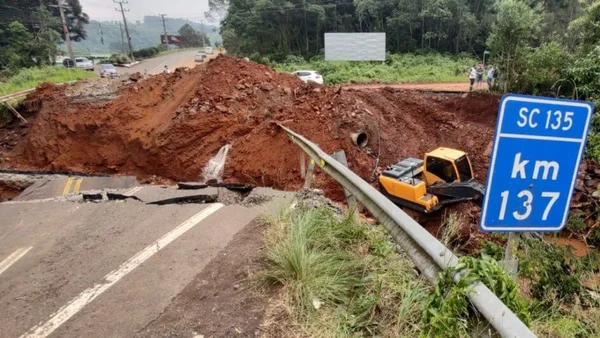 rodovia cedeu por conta das chuvas em SC