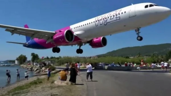 foto colorida de pouso de avião