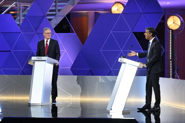 Rishi Sunak e Keir Starmer se enfrentam em debate antes das eleições em que britânicos escolhem Parlamento e novo governo