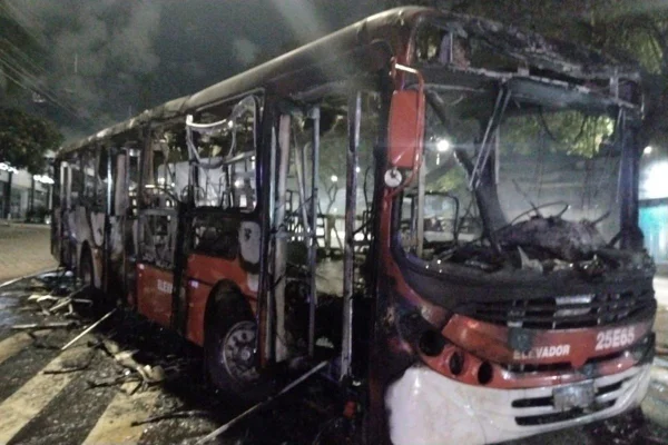 Foto colorida de ônibus pegando fogo em Belo Horizonte - Metrópoles