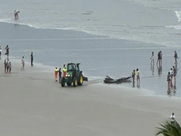 Bombeiros retomam buscas por desaparecidos em naufrágio em Bertioga