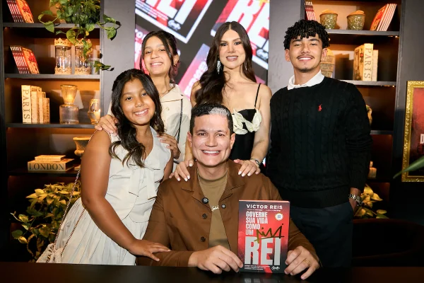 Victor Reis com os filhos e a esposa