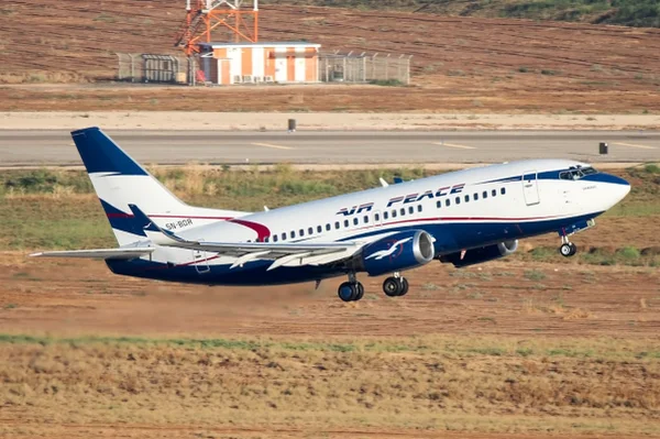 Imagem colorida mostra avião da empresa Air Peace - Metrópoles