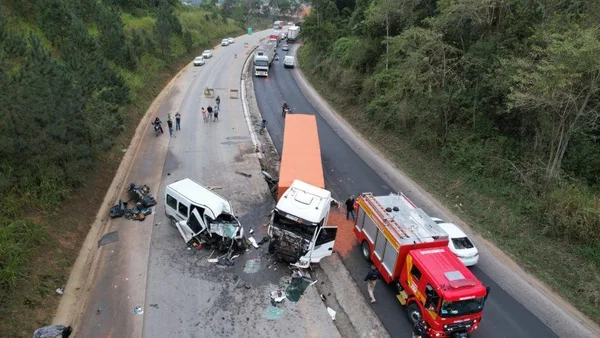 Imagem colorida do acidente na BR-470 visto de cima - Metrópoles -