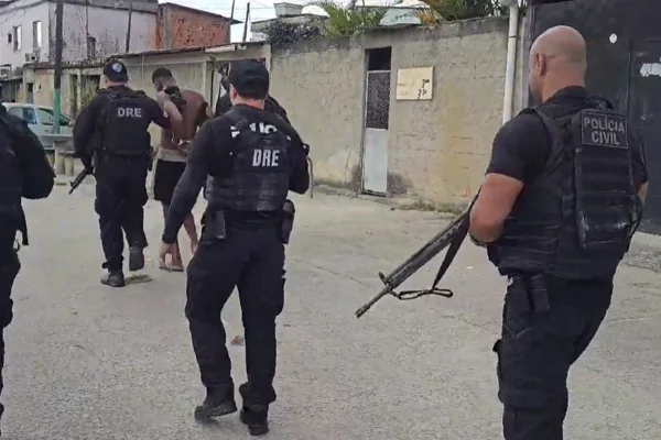 Barricada e fuzil no banheiro. Como foi a megaoperação contra o Peixão