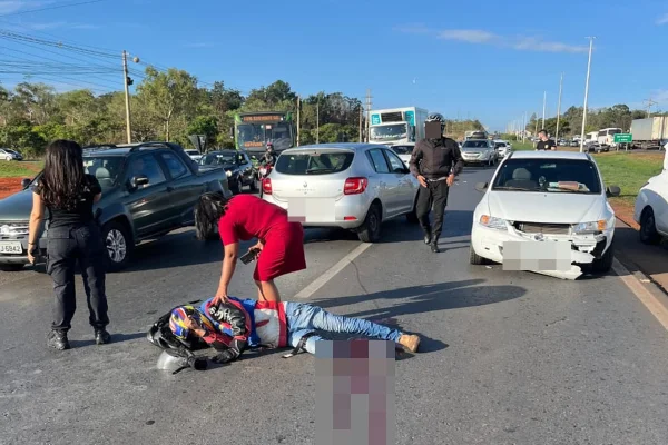 Motociclista sofre fratura exposta na perna após bater em carro no DF