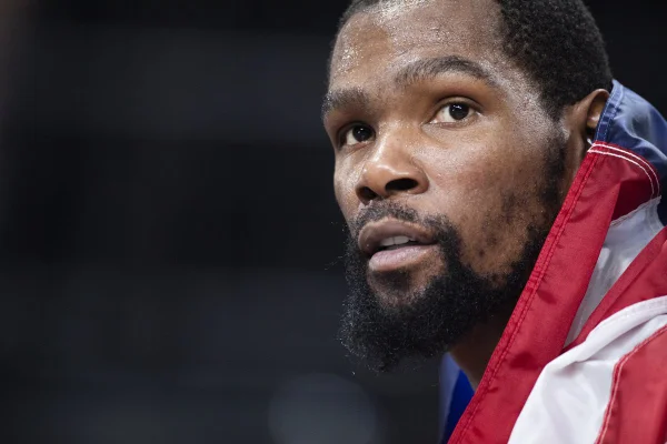 Kevin Durant “imita” CR7 e detona Nets em entrevista bombástica