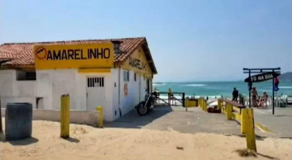 imagem colorida quiosque amarelinho cabo frio onde turistas foram agredidos